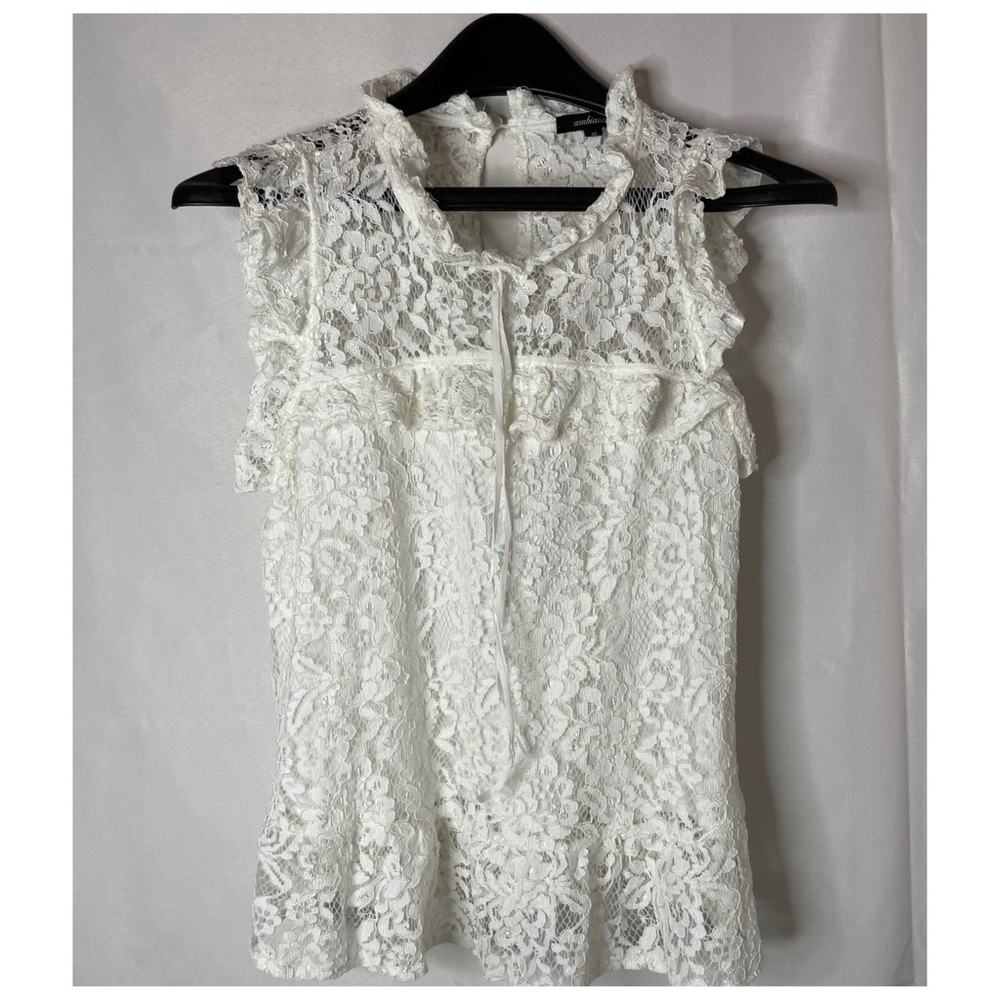 Beautiful lace sleeveless tank camisole, size med